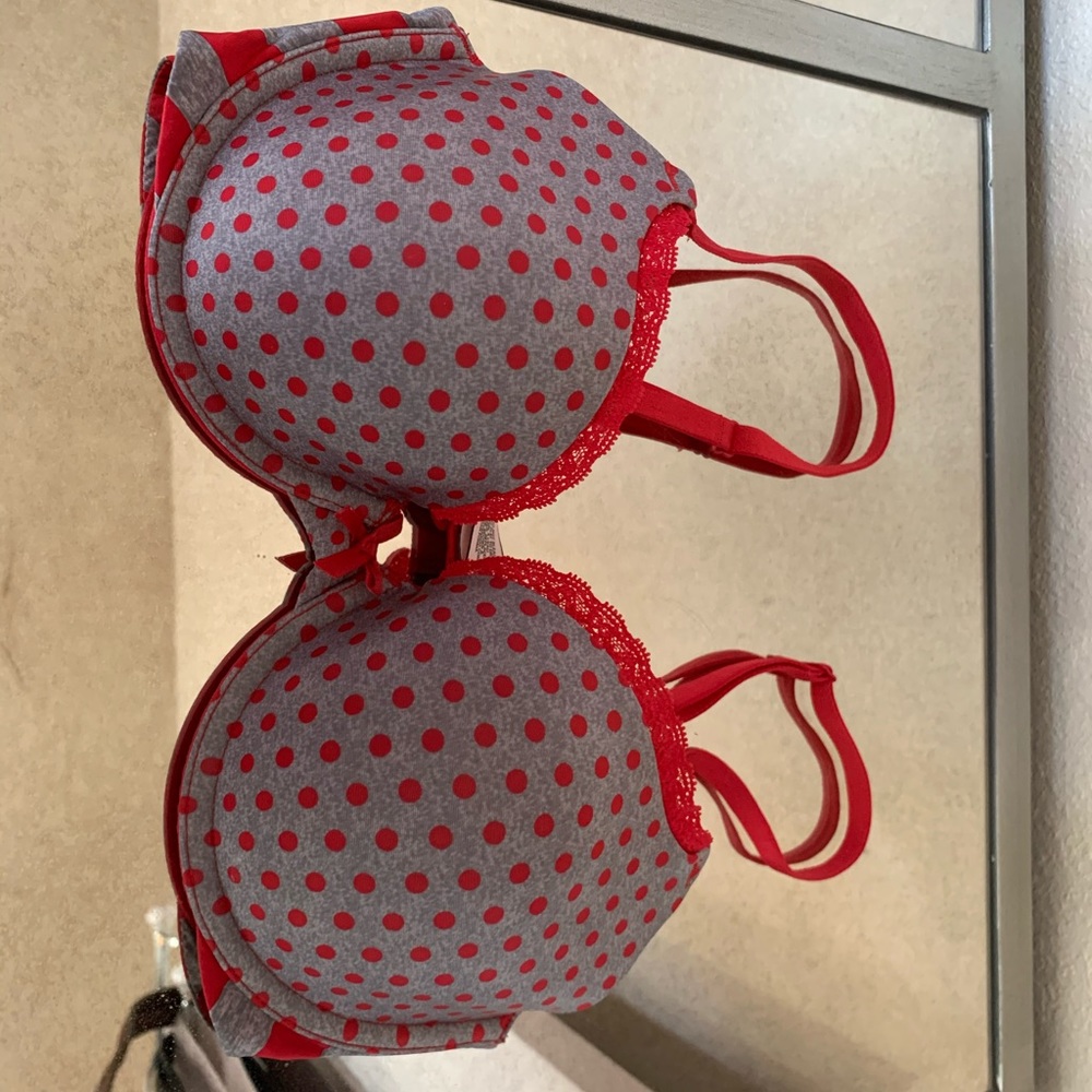 32D Victoria’s Secret bra
